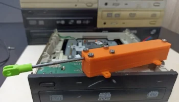 Линейный актуатор с шаговым двигателем от оптического при..