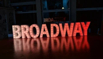 Вывеска IoT Broadway 3