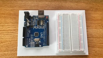 Arduino Uno и держатель полумакетной платы............