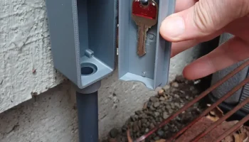 Спрятанный ключ в корпусе поддельного кабелепровода 1