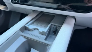 Держатель для телефона с беспроводной зарядкой Hyundai Io...