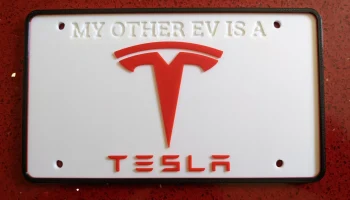 Номерной знак электровелосипеда Tesla...
