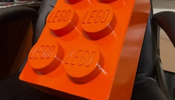 Булавка с логотипом Lego (полка из кирпичей Lego своими р.. 1