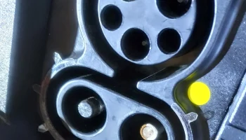Замена направляющей крышки штифта постоянного тока Kia EV... 2