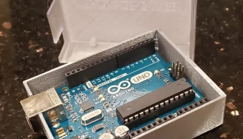 Базовый корпус Arduino всего с 2 винтами............