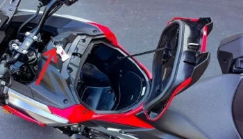 Деталь замка перчаточного ящика Honda NC............ 1
