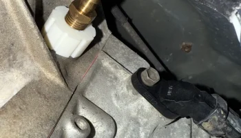 Заливная пробка первого поколения Toyota Tundra/Sequoia T... 1
