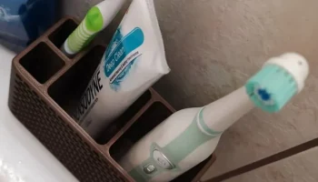 Держатель для зубных щеток с сотовой конструкцией.... 1