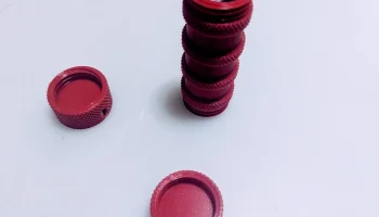 Контейнер EDC с завинчивающимися крышками с обоих концов....