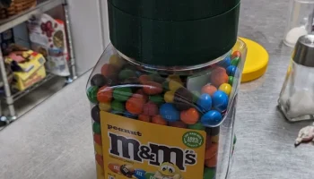 Диспенсер для конфет M&M 1