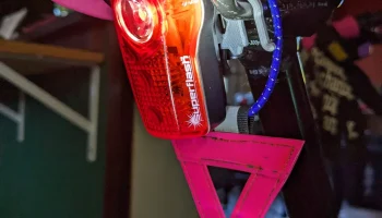 Крепление Planet Bike Superflash под сиденьем...