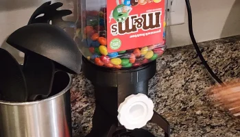 диспенсер для конфет m&m