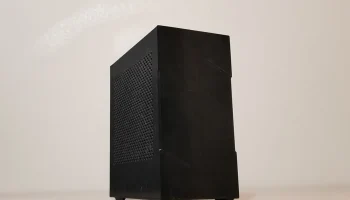 Корпус Mini ITX объемом 4,7 л, легко печатается (2 основные части), сэндвич-схема, дополнительные резьбовые вставки, стойки или ножки не требуются 4