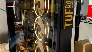 Табличка с названием Asus TUF 502 на корпусе......