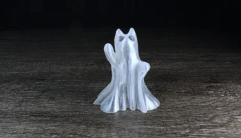 Хэллоуинский кот-призрак, отбивающий мотыльков...