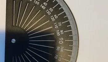 Транспортир на 180 градусов для измерения угла...... Транспортир на 180 градусов для измерения угла......