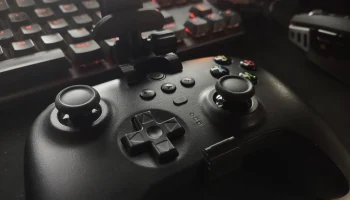 Тонкое крепление для телефона 8BitDo Ultimate с модульной системой крепления (с портами для USB и входным переключателем D/X) Тонкое крепление для телефона 8BitDo Ultimate с модульной системой крепления (с портами для USB и входным переключателем D/X)