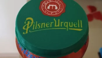 V&iacute;čko plechovky piva Pilsner a Kozel , Radegast, limon&aacute;da ,  2