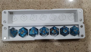 Очень крутой контейнер для набора кубиков D&D (удобен для начинающих)