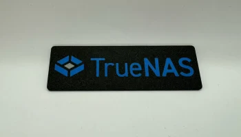 Значок/табличка с логотипом TrueNAS