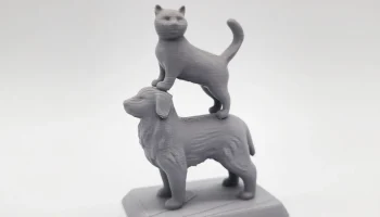 Кот, стоящий на фигурке собаки