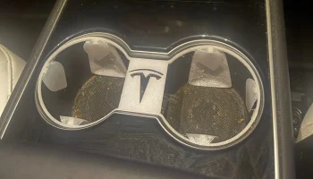 Tesla Model 3 / Вставка подстаканника Y