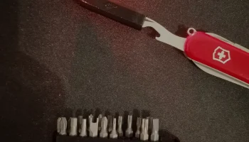 Отверстие для бит 4 мм и адаптер Victorinox 4 мм.......