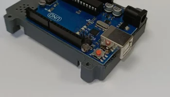 Arduino Uno и крепление для макета