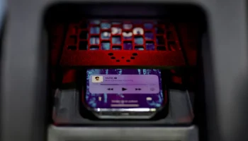 Полка для телефона VW ID.4 с направляющими 2