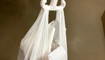 Крючок, который делает переноску пластиковых пакетов более у 1
