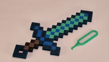 Меч Minecraft со скрытым очистителем портов USB-C......