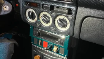 Лицевая панель Kenwood KMM-BT332U на Toyota MR2 Spyder 20... 4