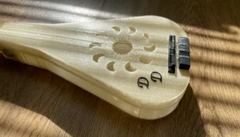 Игровой трехструнный инструмент, похожий на гавайскую гит... 3