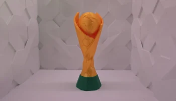 Moderner Fu&szlig;ball-Pokal mit Weltkugel - Декорации и призы....