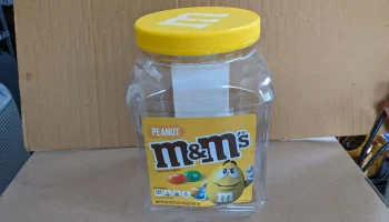 Диспенсер для конфет M&M 3