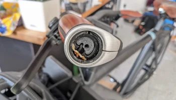 Крепление Vanmoof S3 к зеркалу Corky 2