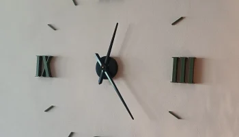 Большие настенные часы с римскими цифрами........