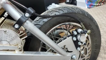 Крепление задней тормозной магистрали Razor MX/SX......