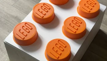 Булавка с логотипом Lego (полка из кирпичей Lego своими р.. 2