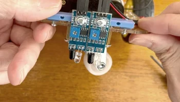 Держатель/крепление инфракрасного датчика шасси 2WD с отв...