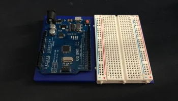 База Arduino Uno и 400-контактная макетная плата............