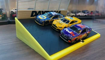 Тройной овальный дисплей Nascar Daytona 1/64 3
