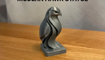 Современная статуя ястреба