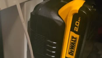 Кронштейн для крепления зарядного устройства DeWalt DCB1102