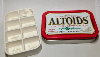 Оловянный органайзер для еженедельных таблеток Altoids - ...