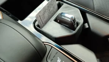 Подстаканник Hyundai Ioniq с прорезями для ключей и карт....