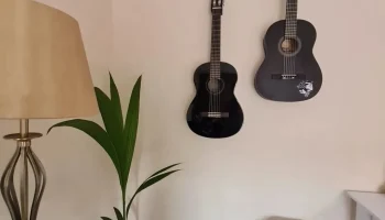 Настенное крепление для гитары 1