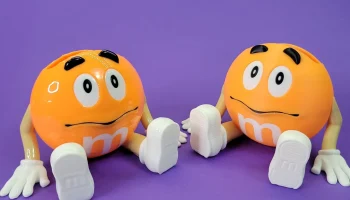 Карандашница M&M оранжевого цвета. 4
