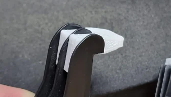 Крючок боковой крышки сиденья Honda Element............