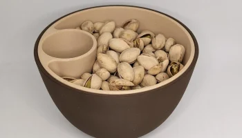 Фисташки и миска для закусок